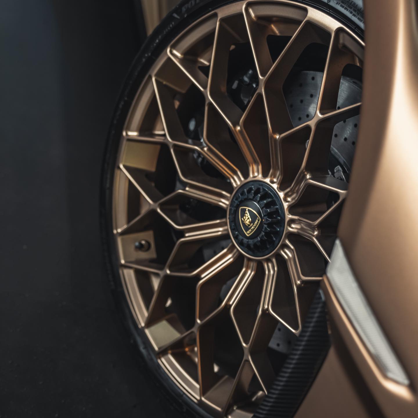 Pintura automotiva em roda esportiva